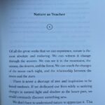 Manu Gavassi Instagram – Se expor de menos por aqui é uma benção e uma maldição. Uma benção porque deixa a vida mais leve e mais de verdade. Uma maldição porque sinto que gera margem pra percepção externa de que eu me importo de menos, quando eu sou do tipo que se importa demais. Com propósito, com as pessoas que contam comigo, com a luz, com a vida. 
Há dois meses eu olhei pra essa árvore aqui de casa e ela tava sem flores. Feia. Eu achava pelo menos. E há dois meses eu coloquei no papel o que seria meu próximo projeto. Há dois meses enquanto pensava nesse projeto, olhava essa árvore sem flores, eu lia uma página de um livro sobre criatividade. Uma que fala sobre natureza. Entender e respeitar a natureza, o tempo dela de florir. Ontem eu terminei esse projeto. Muito medo, ansiedade e incertezas mas o propósito sempre mais alto. Fazia tempo que não tinha tempo de subir e olhar a árvore. Ela tá toda florida. Assim como eu. Como esse meu projeto. O tempo das coisas é perfeito, mesmo quando a gente não entende ou quer desrespeita-lo, o nosso tempo de entendimento, de estudo, de realização, de se mostrar pro mundo, é igual a natureza. Que doido, né? Sigo rouca e com alergias no corpo (marcas do processo de quem se importa demais) mas sigo sendo eu, verdadeira com meus sonhos e minhas vontades. E sigo cada vez mais corajosa. 💛
