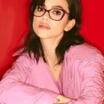Manu Gavassi Instagram – Eu em vários moods e @vogueeyewear serve em todos eles! ✨Se quiser conhecer mais modelos é só correr no link que deixei nos stories e garantir o seu porque está imperdível 😎 #VogueEyewear #publi