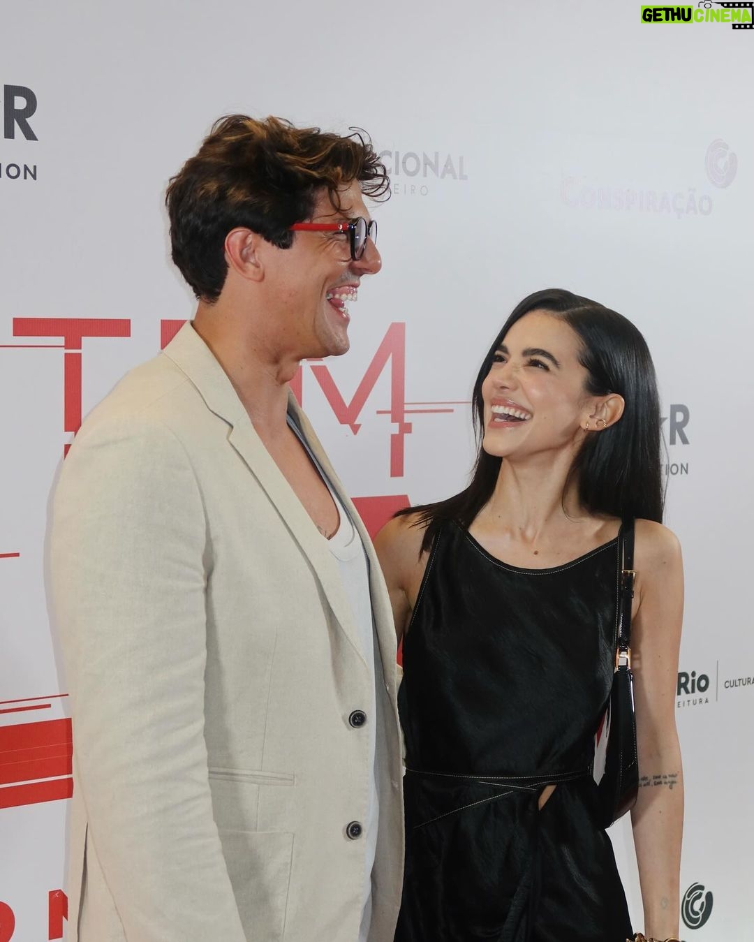Manu Gavassi Instagram - Dia de pré-estreia de “Não Tem Volta” nos cinemas de todo Brasil a partir de amanhã! Teve vestido bonito, par romântico talentosíssimo, amiga amada de acompanhante e risadas merecidas nas sessões 🤍 Muito obrigada @stardistributionbr e @conspiracaofilmes por me convidarem pra co-estrelar essa loucura!
