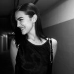 Manu Gavassi Instagram - Dia de pré-estreia de “Não Tem Volta” nos cinemas de todo Brasil a partir de amanhã! Teve vestido bonito, par romântico talentosíssimo, amiga amada de acompanhante e risadas merecidas nas sessões 🤍 Muito obrigada @stardistributionbr e @conspiracaofilmes por me convidarem pra co-estrelar essa loucura!