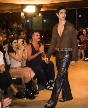 Manu Gavassi Instagram - E eu que resolvi sair de casa?! Prestigiei meu amor @jullioreis e a @handredstudio no spfw 🖤