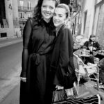 Manu Gavassi Instagram - Ok. Memórias de Paris! 🖤 1 - Tirei essa foto e pensei no @jullioreis, ele falaria "olha amorrr, livruixx antiguixx" e eu acharia lindo. 2- Eu com um penteado que consiste em prender o cabelo e deixar dois fios na franja como uma cebolinha. 3- UAU, minha Vó Gê amaria a bolsinha. @catarinagavassi e mamãe também. Basicamente vem de família o amor por patchwork bem executados. 4- Brechós em boa companhia @renatacorrea @marimadjarof 5- Uma pizza. 6- E lá se vão 25 anos de amizade e um dia parisiense com ela! @marcelalino 7- Eu. 8- Brechós em subsolos, sinto um misto de alergia e alegria. 9- Tal qual crianças de condomínio conversando até 4 da manhã na piscina feat. @renanaaugusto @pedrotofani @jao @marimadjarof