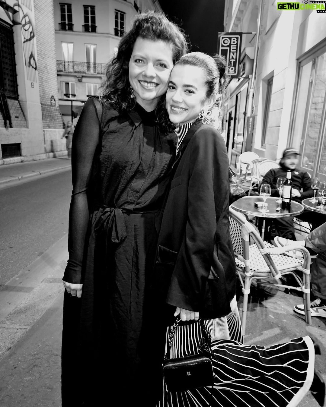 Manu Gavassi Instagram - Ok. Memórias de Paris! 🖤 1 - Tirei essa foto e pensei no @jullioreis, ele falaria "olha amorrr, livruixx antiguixx" e eu acharia lindo. 2- Eu com um penteado que consiste em prender o cabelo e deixar dois fios na franja como uma cebolinha. 3- UAU, minha Vó Gê amaria a bolsinha. @catarinagavassi e mamãe também. Basicamente vem de famÃlia o amor por patchwork bem executados. 4- Brechós em boa companhia @renatacorrea @marimadjarof 5- Uma pizza. 6- E lá se vão 25 anos de amizade e um dia parisiense com ela! @marcelalino 7- Eu. 8- Brechós em subsolos, sinto um misto de alergia e alegria. 9- Tal qual crianças de condomÃnio conversando até 4 da manhã na piscina feat. @renanaaugusto @pedrotofani @jao @marimadjarof