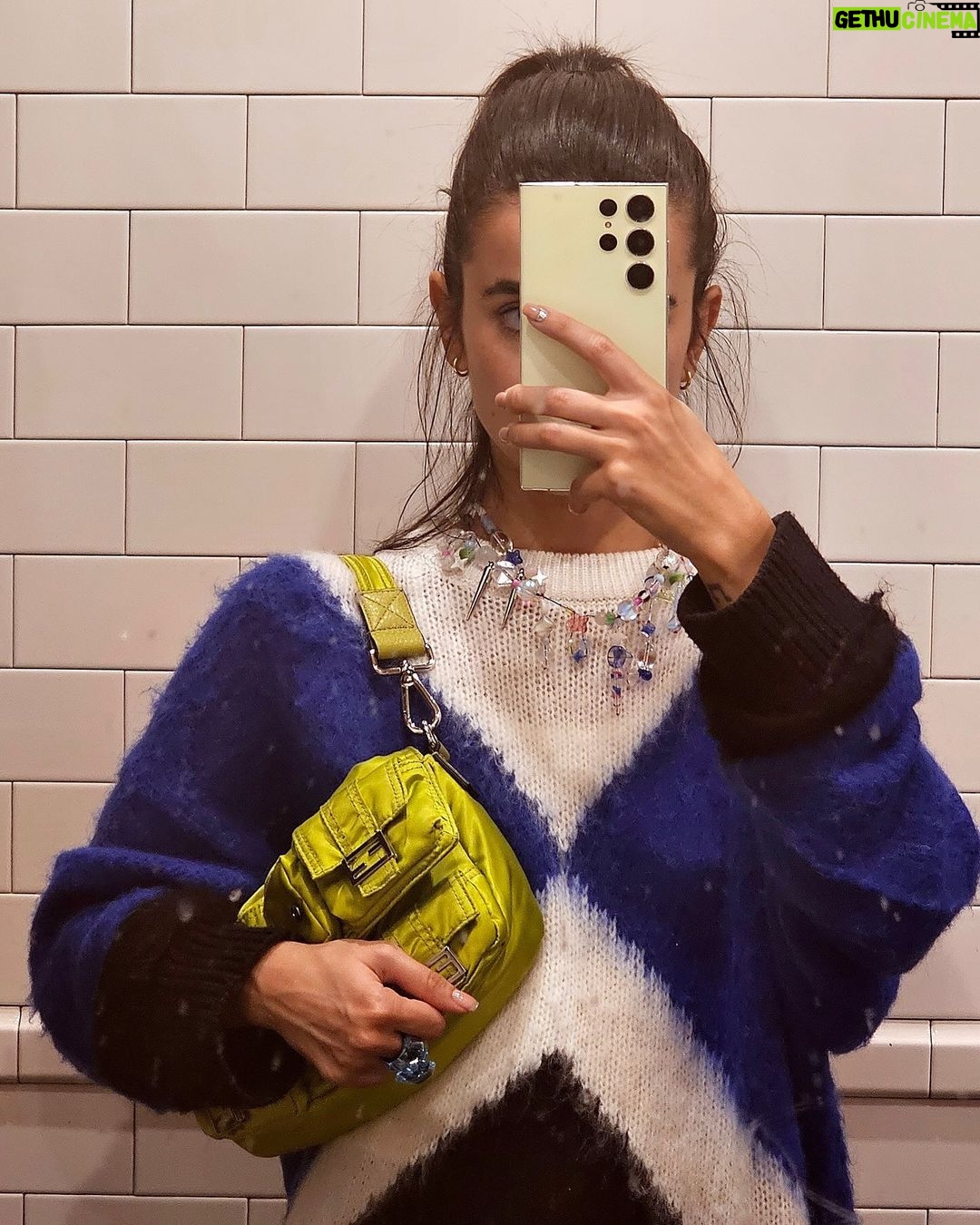 Manu Gavassi Instagram - Ok. Memórias de Paris! 🖤 1 - Tirei essa foto e pensei no @jullioreis, ele falaria "olha amorrr, livruixx antiguixx" e eu acharia lindo. 2- Eu com um penteado que consiste em prender o cabelo e deixar dois fios na franja como uma cebolinha. 3- UAU, minha Vó Gê amaria a bolsinha. @catarinagavassi e mamãe também. Basicamente vem de famÃlia o amor por patchwork bem executados. 4- Brechós em boa companhia @renatacorrea @marimadjarof 5- Uma pizza. 6- E lá se vão 25 anos de amizade e um dia parisiense com ela! @marcelalino 7- Eu. 8- Brechós em subsolos, sinto um misto de alergia e alegria. 9- Tal qual crianças de condomÃnio conversando até 4 da manhã na piscina feat. @renanaaugusto @pedrotofani @jao @marimadjarof