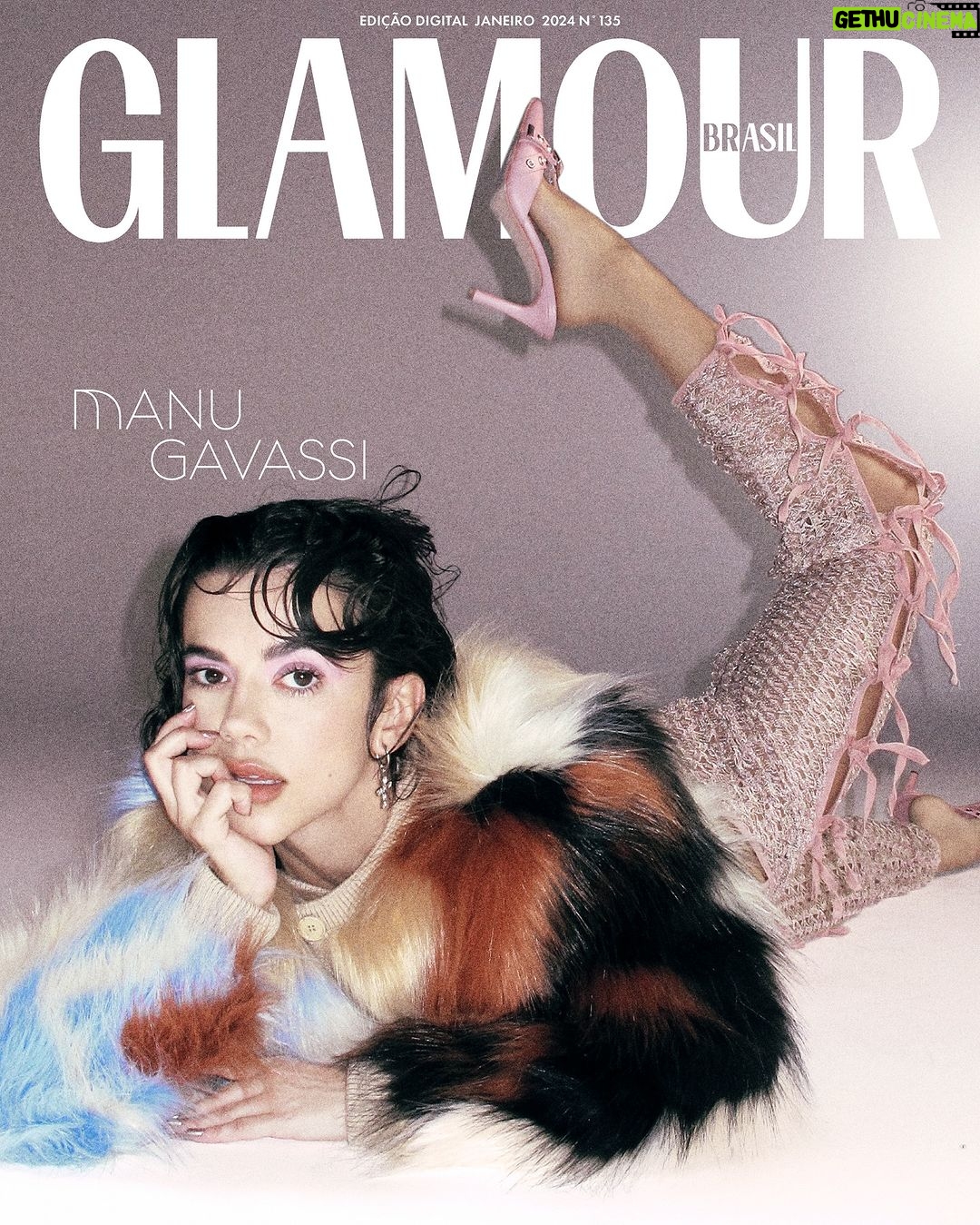 Manu Gavassi Instagram - O aniversário é dela, mas o presente é seu: @manugavassi é a estrela da capa da Glamour de janeiro! Celebrando os 31 anos, Manu reúne todos os talentos para fazer o que sempre sonhou: alcançar a máxima expressão de forma criativa e livre de rótulos. Não à toa, seu primeiro curta-metragem, "Programa de Proteção à Carreira Artística", divulgado em dezembro foi assistido mais de 30 milhões de vezes nas redes sociais. "Fico muito feliz em não pertencer a uma categoria; de não me colocar em uma caixinha de cantora, atriz, influenciadora ou tantas outras em que já fui colocada. Não me sinto em nenhuma delas, me sinto fiel a quem eu sou", disse em entrevista a @mariluisapp. E, se nunca sabemos o que podemos esperar de #ManuGavassi, nos resta perguntar. O shooting completo + papo exclusivo acessa na nossa nova edição digital a partir do site glamour.globo.com (tem link na bio do perfil!). Assinantes garantem acesso através do nosso site e também no app @globomais. Direção de conteúdo: @renatagarciac Texto: @mariluisapp Foto: @_rochajuliana Edição de moda: @renatacorrea Beleza: @jakefalchi Direção de arte: @stesangi Set design: @phebellentani Diretor executivo: @odmgt Produção de moda: @a.robertafreitas, @lu_lluan e @gabrielbinow Tratamento de imagem: @vwretouch Assistente de beleza: @pamelahubner Assistentes de foto: @franklindalmeida e @marcelocucatt Produção executiva: @i.patrickferreira e @andre.grfst Unhas: @barbarasoaresda8 Assistente de set design: @ffecorrea Catering: @danybatistacatering #ManuGavassiNaGlamour
