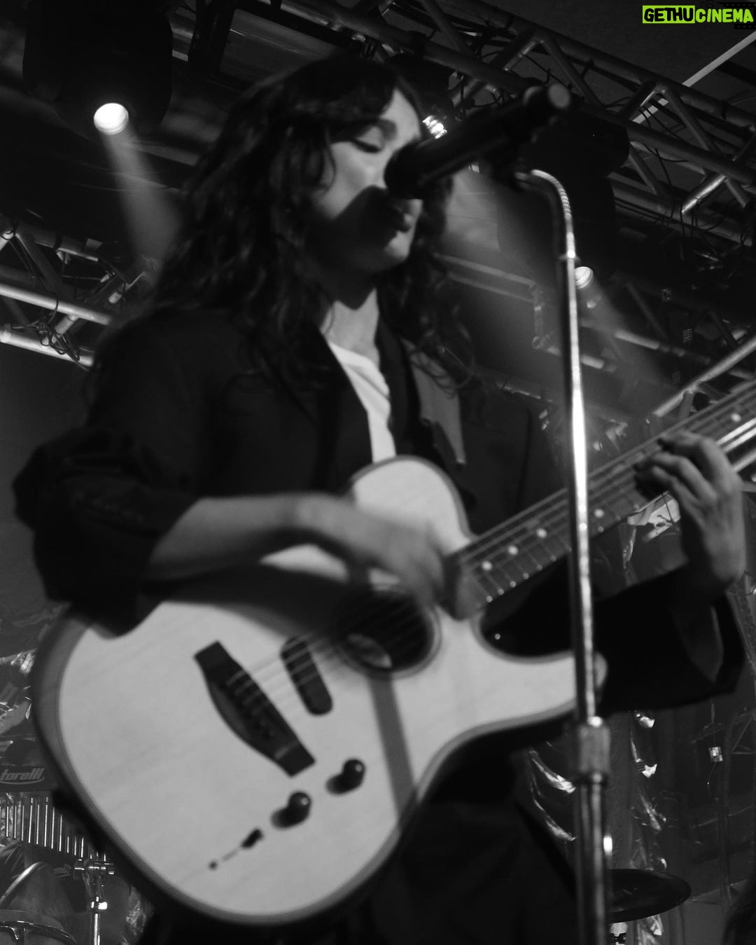 Manu Gavassi Instagram - E tem show intimista no @bluenotesp e @bluenoterio do jeitinho que a gente gosta (risadinhas, chororô e olho no olho!) pra encontrar vocês antes do ano acabar 🖤 Vamos? 29 de novembro (Rio de Janeiro) 05 de dezembro (São Paulo)