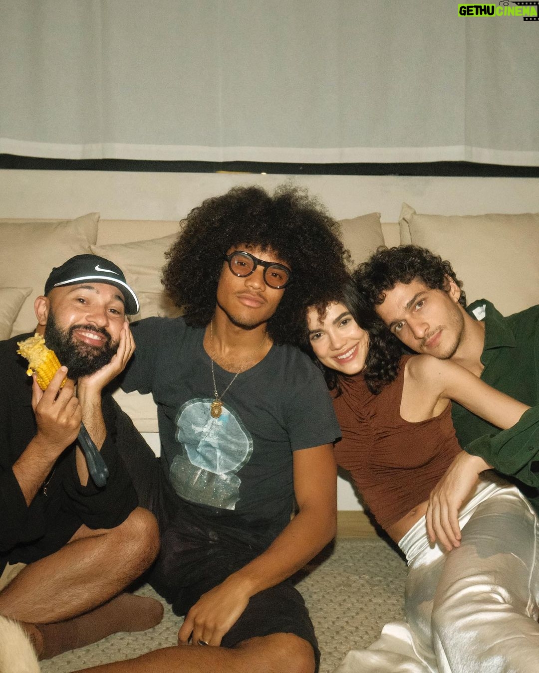 Manu Gavassi Instagram - Esse ano tenho aprendido a valorizar meu tempo e gastá-lo com sabedoria com quem me faz sentir eu mesma daquele jeito fácil. Sem esforço algum. Amo cada um de vocês e amo esse nosso encontro especial... 💫 (Foto de @allizao e @jullioreis no nosso refugio na @mira.casa)