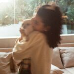 Manu Gavassi Instagram - Esse ano tenho aprendido a valorizar meu tempo e gastá-lo com sabedoria com quem me faz sentir eu mesma daquele jeito fácil. Sem esforço algum. Amo cada um de vocês e amo esse nosso encontro especial... 💫 (Foto de @allizao e @jullioreis no nosso refugio na @mira.casa)
