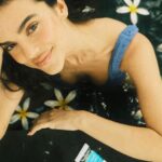 Manu Gavassi Instagram - Publi de férias dessa vez é em casinha, com meu protetor favorito e fotos tiradas pelo namorado! Por aqui eu já entrei no ritmo do verão com o meu Neutrogena Sun Fresh que garante uma pele protegida, hidratada e super sequinha #RitmoDoVerãoNeutrogena @neutrogenabr 🌼💙