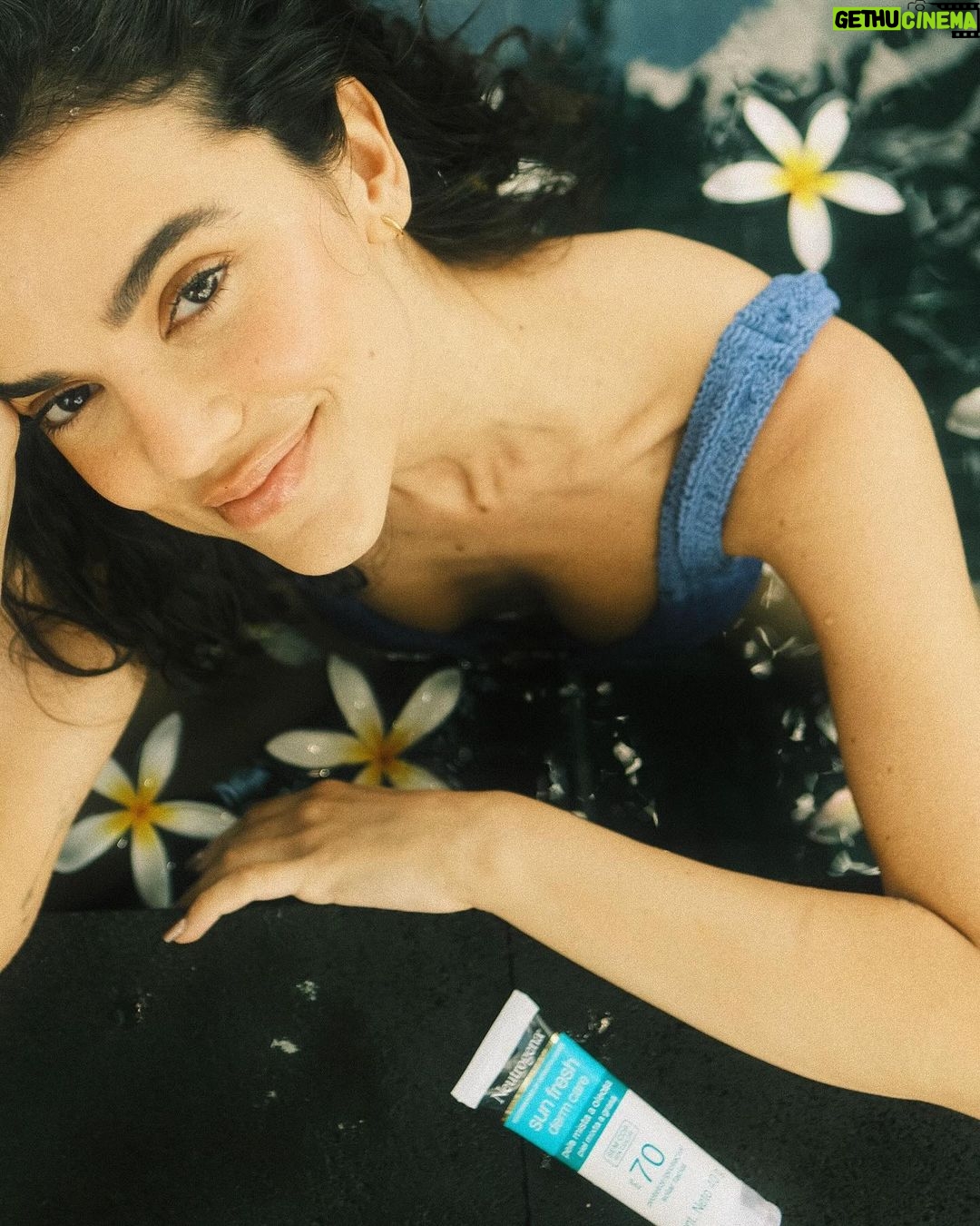 Manu Gavassi Instagram - Publi de férias dessa vez é em casinha, com meu protetor favorito e fotos tiradas pelo namorado! Por aqui eu já entrei no ritmo do verão com o meu Neutrogena Sun Fresh que garante uma pele protegida, hidratada e super sequinha #RitmoDoVerãoNeutrogena @neutrogenabr 🌼💙