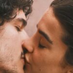 Manu Gavassi Instagram - Ontem foi especial. E ontem tava ocupada em te viver e pra variar esqueci de postar. Essa é uma das coisas que mais amo em passar tempo com você: A nossa presença verdadeiramente em tudo. Ontem você fez 27 anos e iniciou um novo ciclo lindo e importante de vida e eu estou aqui do seu lado te admirando a cada dia que passa, te amando com toda a minha alma, desejando sua felicidade e admirando seu constante comprometimento com a sua evolução. Você acha que é exagero quando falo mas todo mundo te aaamaaaa! Risos. E isso é um fato. Sua luz faz bem a quem estiver a sua volta e que sorte a minha poder sentir de perto todos os dias. Te amo tanto, tanto... Te quero tão bem ❤️ @jullioreis