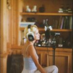 Manu Gavassi Instagram - Janeiro de 2021, saudades dessa casa que virou estúdio e desse verão que virou um álbum. Fotos @brenogaltier