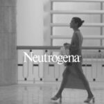 Manu Gavassi Instagram - Mais um dia de gravação e aproveitei que estou bela e bem vestida de azul e com cenário azul pra compartilhar com vocês o que não pode faltar na minha bolsa (que é azul). A linha @neutrogenabr Hydro Boost tá comigo pra me ajudar a manter a pele sempre hidratada, principalmente nesse friozinho 💙 #skincare #neutrogena #hydroboost *publi