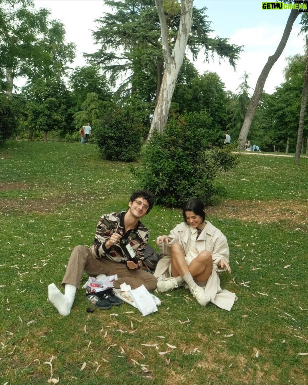 Manu Gavassi Instagram - Mem贸rias de um picnic sem toalha. 馃枻