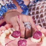 Manu Gavassi Instagram - Falar de amor e ser movida pela paixão? 🫠 A @Swarovski me confiou este desafio. Os poemas especiais da Rupi Kaur para marca foram o ponto de partida ao criar este universo de maravilhas brilhantes em formato de cristal. Obrigada Swarovski, agora, sigo brilhando o ano todo ✨ #Swarovski #MovidosPelaPaixao