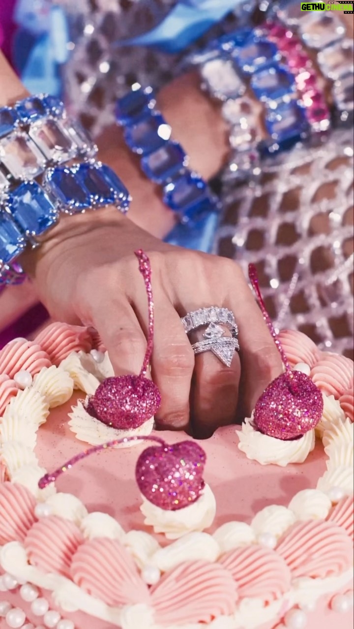 Manu Gavassi Instagram - Falar de amor e ser movida pela paixão? 🫠 A @Swarovski me confiou este desafio. Os poemas especiais da Rupi Kaur para marca foram o ponto de partida ao criar este universo de maravilhas brilhantes em formato de cristal. Obrigada Swarovski, agora, sigo brilhando o ano todo ✨ #Swarovski #MovidosPelaPaixao