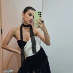 Manu Gavassi Instagram – Um belo dia peguei esse tomara que caia na @crisbarrosofficial e pedi pro @antoniofrajado “me faz um lookinho? 😬” e daí fiquei gata pro lançamento do meu comercial de TV com @mideabrasil de alfaiataria, lenço no pescoço e brincos de selo postal que é uma coisa que a juventude de hoje talvez não saiba nem o que é. Amei! Ah, e a beleza com ajuda de pincéis é do @mariomarcs 🖤