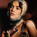 Manu Gavassi Instagram – A nova fragrância Olympéa Flora de @pacorabanne veio pra celebrar as mulheres de personalidade e confiantes que existe em cada uma de nós. E pra você, o que te faz se sentir uma deusa? 🌷 #IamOlympea #PacoRabanneParfums
