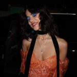 Manu Gavassi Instagram - Styling por mim mesma e meu armário repleto de preciosidades para diversas ocasiões incluindo shows em festivais e beleza anos 70 com sobra azul (estilo maxxxine ou Tully depende da sua ref) por @casagrandegui 🖤 Fotos por @alli.zao
