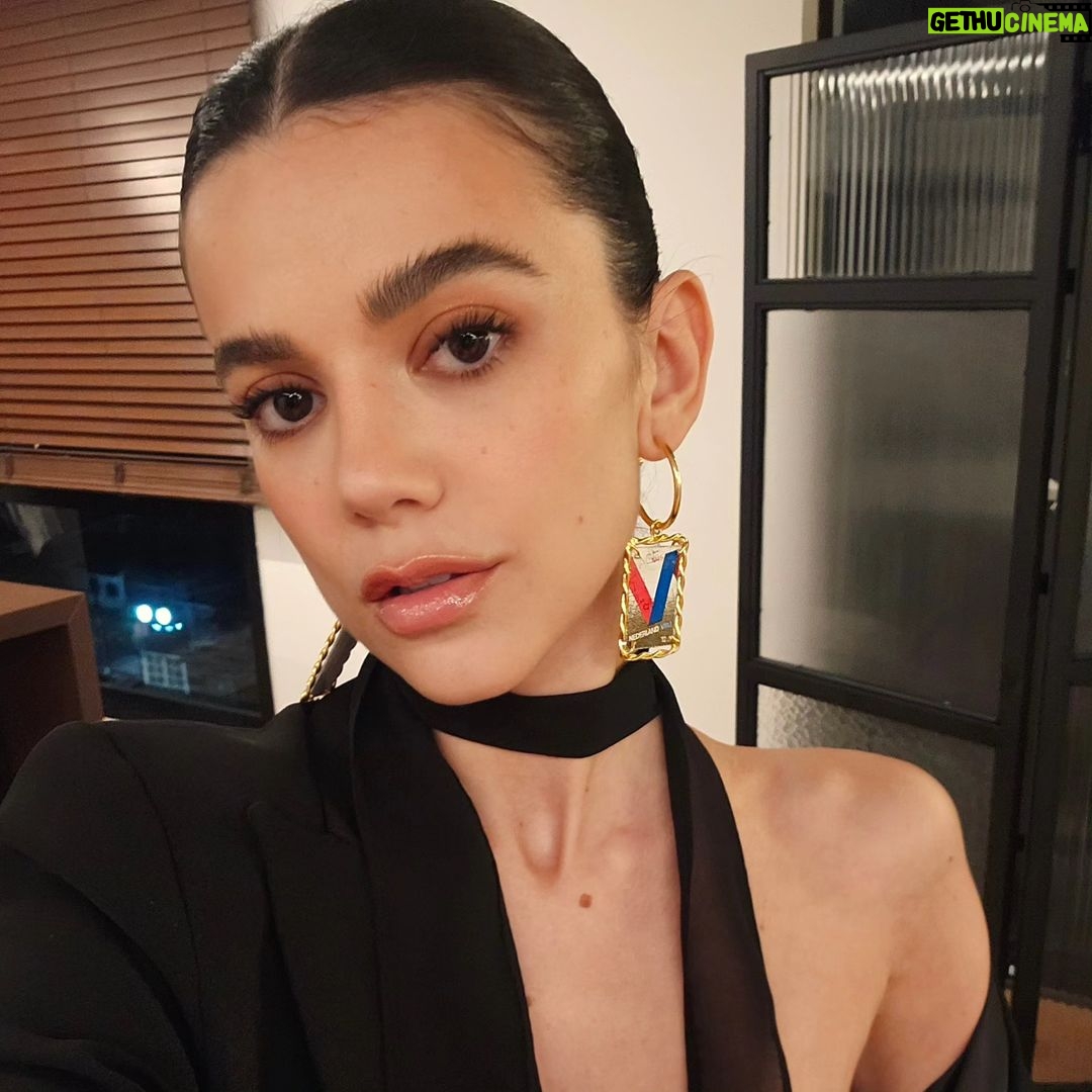 Manu Gavassi Instagram - Um belo dia peguei esse tomara que caia na @crisbarrosofficial e pedi pro @antoniofrajado "me faz um lookinho? 😬" e daí fiquei gata pro lançamento do meu comercial de TV com @mideabrasil de alfaiataria, lenço no pescoço e brincos de selo postal que é uma coisa que a juventude de hoje talvez não saiba nem o que é. Amei! Ah, e a beleza com ajuda de pincéis é do @mariomarcs 🖤