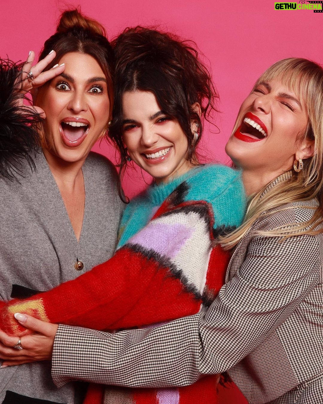 Manu Gavassi Instagram - Que maravilhoso conversar com essas duas amigas queridas que não vejo há tempos e atualizá-las das dores and delícias dos últimos três anos! O fato de termos câmeras e microfone é apenas um detalhe... 😉 @gioewbank @fepaesleme amo vocês e amei finalmente poder fazer o @gioh_oficial ❤️