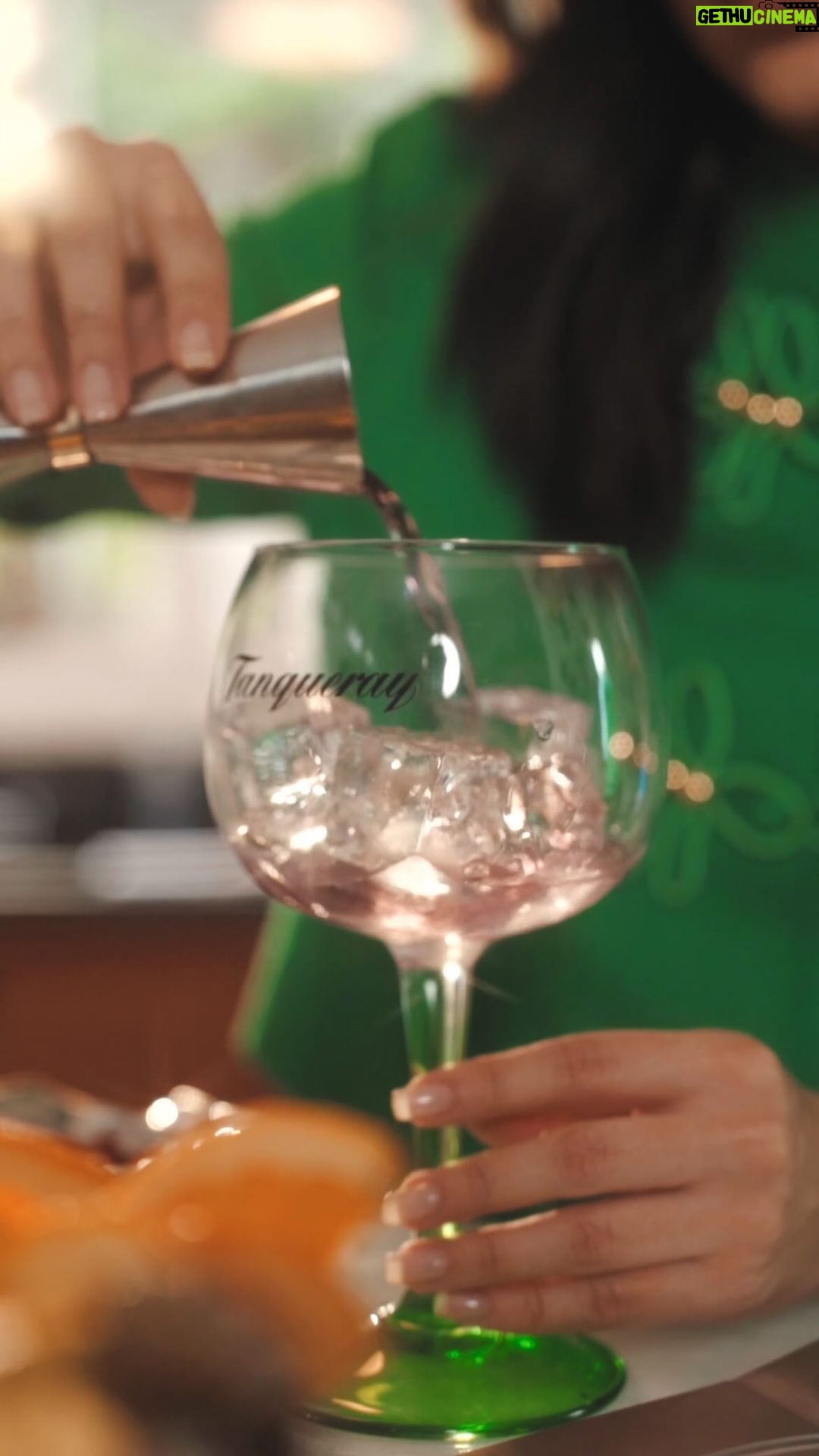 Manu Gavassi Instagram - Você também gosta de drinks frutados? Então pega essa e mais dicas com a nova inteligência magnífica de Tanqueray em Alexa 💚@tanqueraybr #Vivaomagnífico Aprecie com moderação. Não compartilhe com menores de 18 anos.