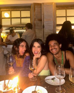 Manu Gavassi Instagram - É aceitável post de aniversário atrasado? Fiz 31 anos faz mais de um mês! E confesso que esqueci que tinha essas fotos aqui desse dia improvisado e delicioso ❤️ pessoas amadas que me ligaram perguntando “Vai fazer o que hoje?!” E aí fizemos. Amo vocês e amei esse dia.