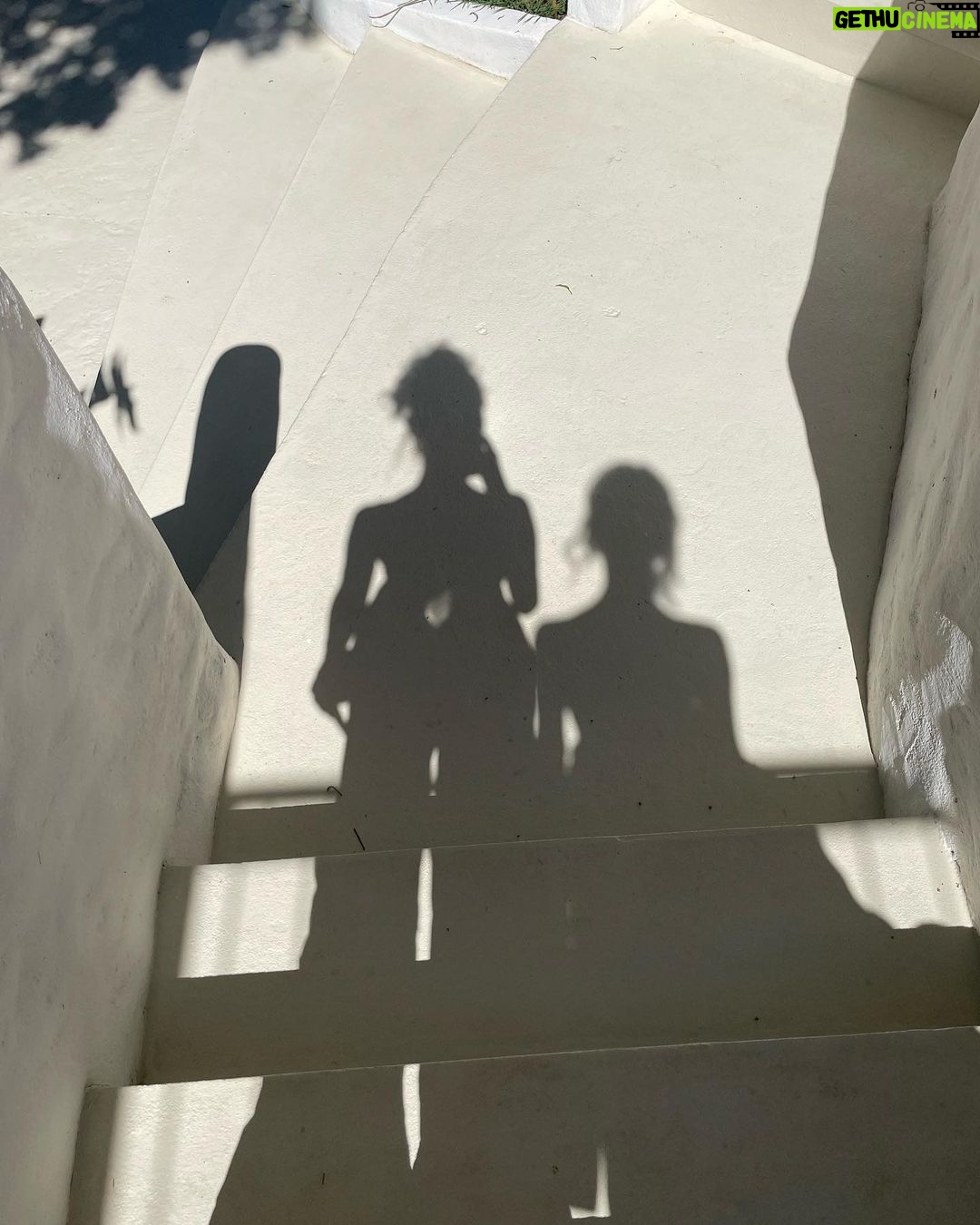 Manu Gavassi Instagram - Obrigada @miradourohotel por um dia de gravação e um dia de irmãs que curtem o verão e discutem o tempo de vida das cigarras que aliás vivem 17 anos. ☀️