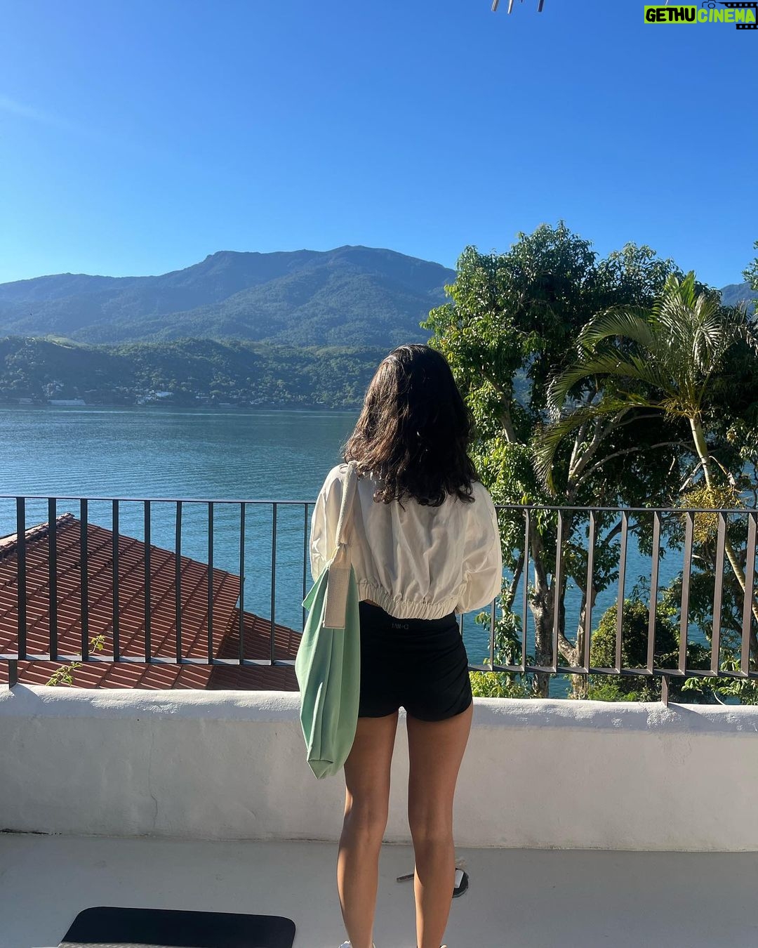 Manu Gavassi Instagram - Obrigada @miradourohotel por um dia de gravação e um dia de irmãs que curtem o verão e discutem o tempo de vida das cigarras que aliás vivem 17 anos. ☀️