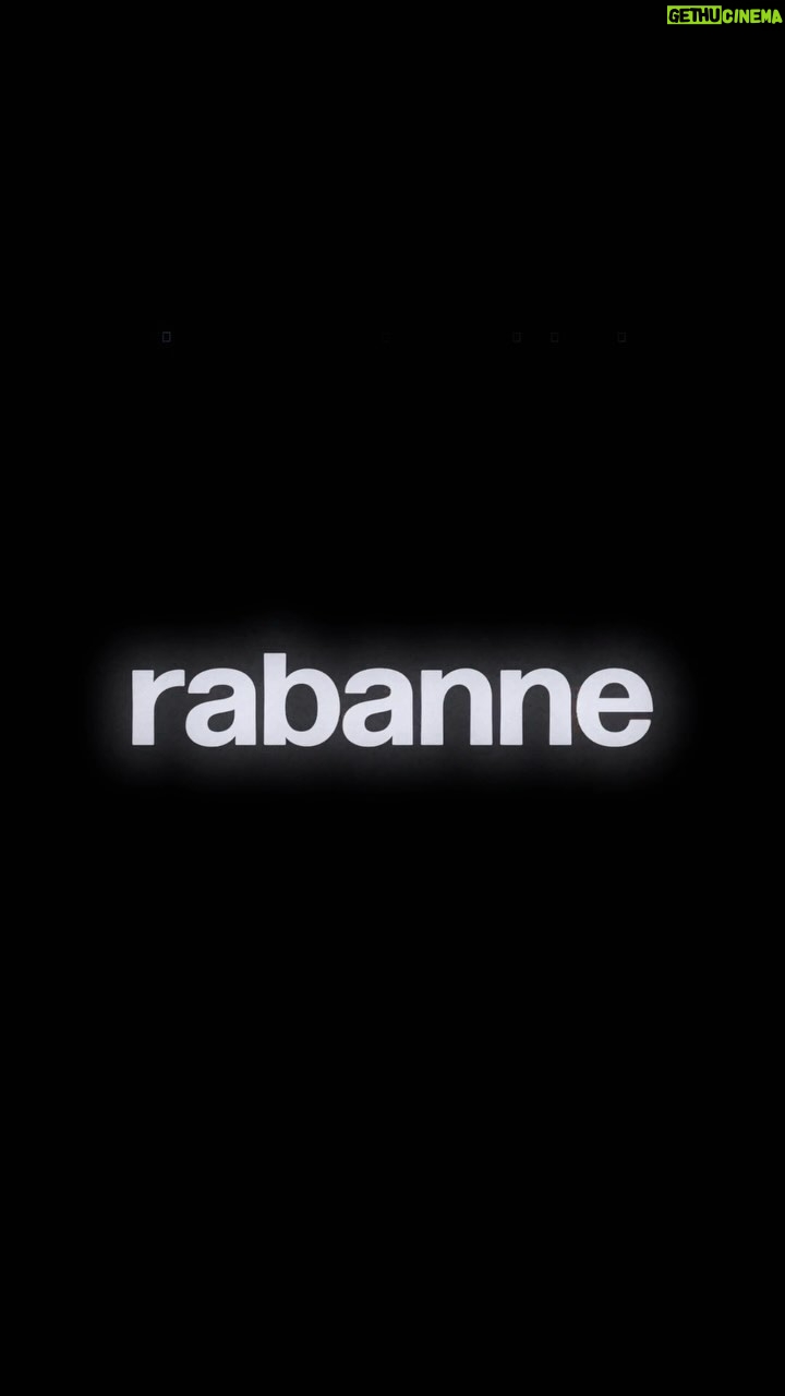 Manu Gavassi Instagram - Uoooow ✨ sem sobrancelha porém com carisma @rabanne #rabannemakeup #rabanneparfums #famebyrabanne #BaileDaVogue2024
