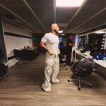 Manuel Turizo Instagram - Jamóncito de bellota en Madrid🍗🍗🍗 Gracias a mi gente de España por el cariño que me han dado este año 🫶🏽 estoy loco por que llegue el 2024 pa venir a romper de nuevo 🔥🔥 Anoche nos entregaron 3 premios que se van pa la casita conmigo.