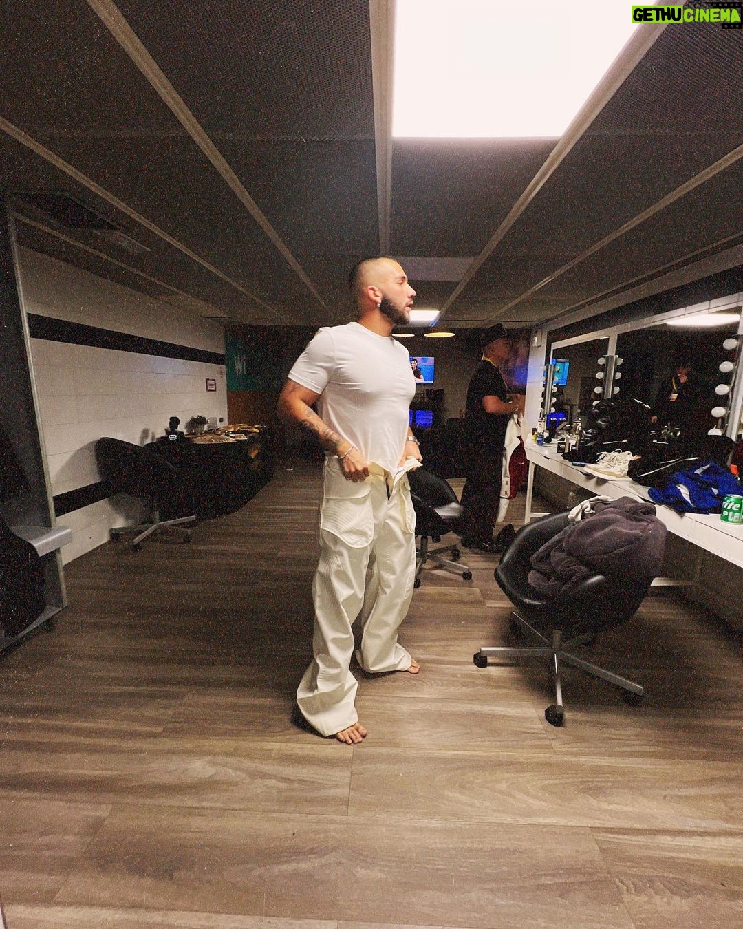 Manuel Turizo Instagram - Jamóncito de bellota en Madrid🍗🍗🍗 Gracias a mi gente de España por el cariño que me han dado este año 🫶🏽 estoy loco por que llegue el 2024 pa venir a romper de nuevo 🔥🔥 Anoche nos entregaron 3 premios que se van pa la casita conmigo.