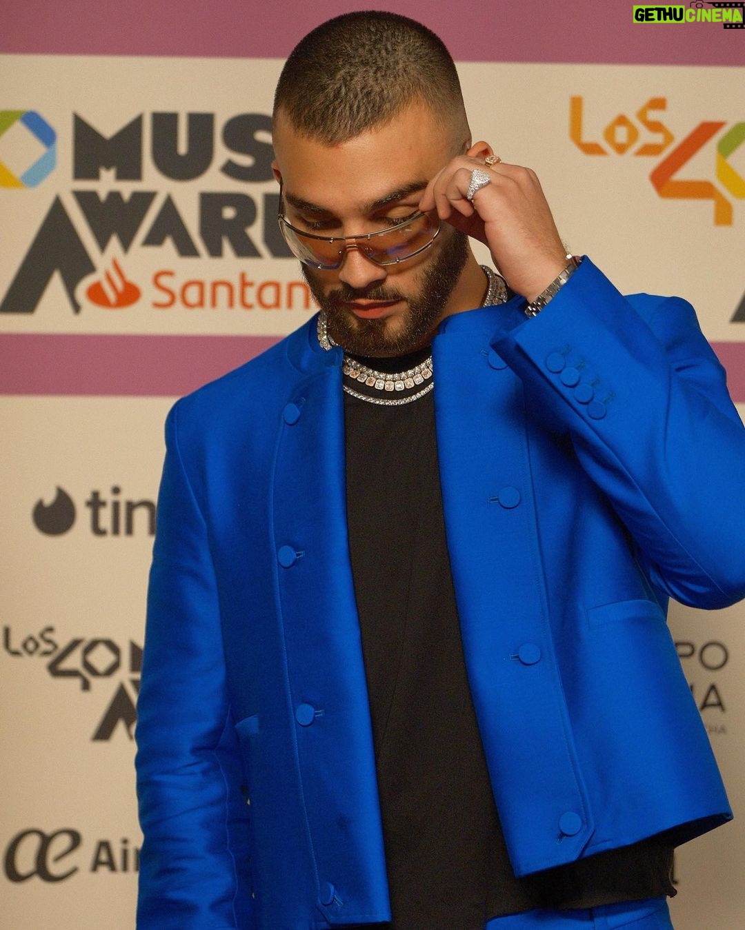Manuel Turizo Instagram - Jamóncito de bellota en Madrid🍗🍗🍗 Gracias a mi gente de España por el cariño que me han dado este año 🫶🏽 estoy loco por que llegue el 2024 pa venir a romper de nuevo 🔥🔥 Anoche nos entregaron 3 premios que se van pa la casita conmigo.