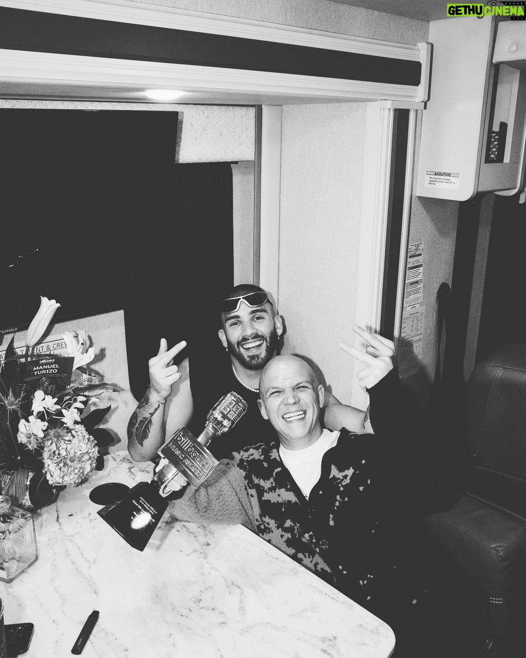 Manuel Turizo Instagram - Anoche nos llevamos unos regalitos pa la casa! gracias por el cariño y por disfrutar lo que yo amo hacer ❤️🙌🏽