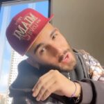 Manuel Turizo Instagram - Tus ojos pidiendo que te besara y yo soy obediente… 🤷🏽‍♂️ #ojoslabioscara #elfcosmetics #elfpartner