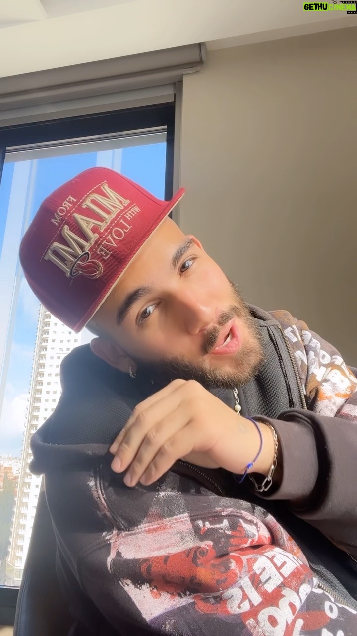 Manuel Turizo Instagram - Tus ojos pidiendo que te besara y yo soy obediente… 🤷🏽♂️ #ojoslabioscara #elfcosmetics #elfpartner