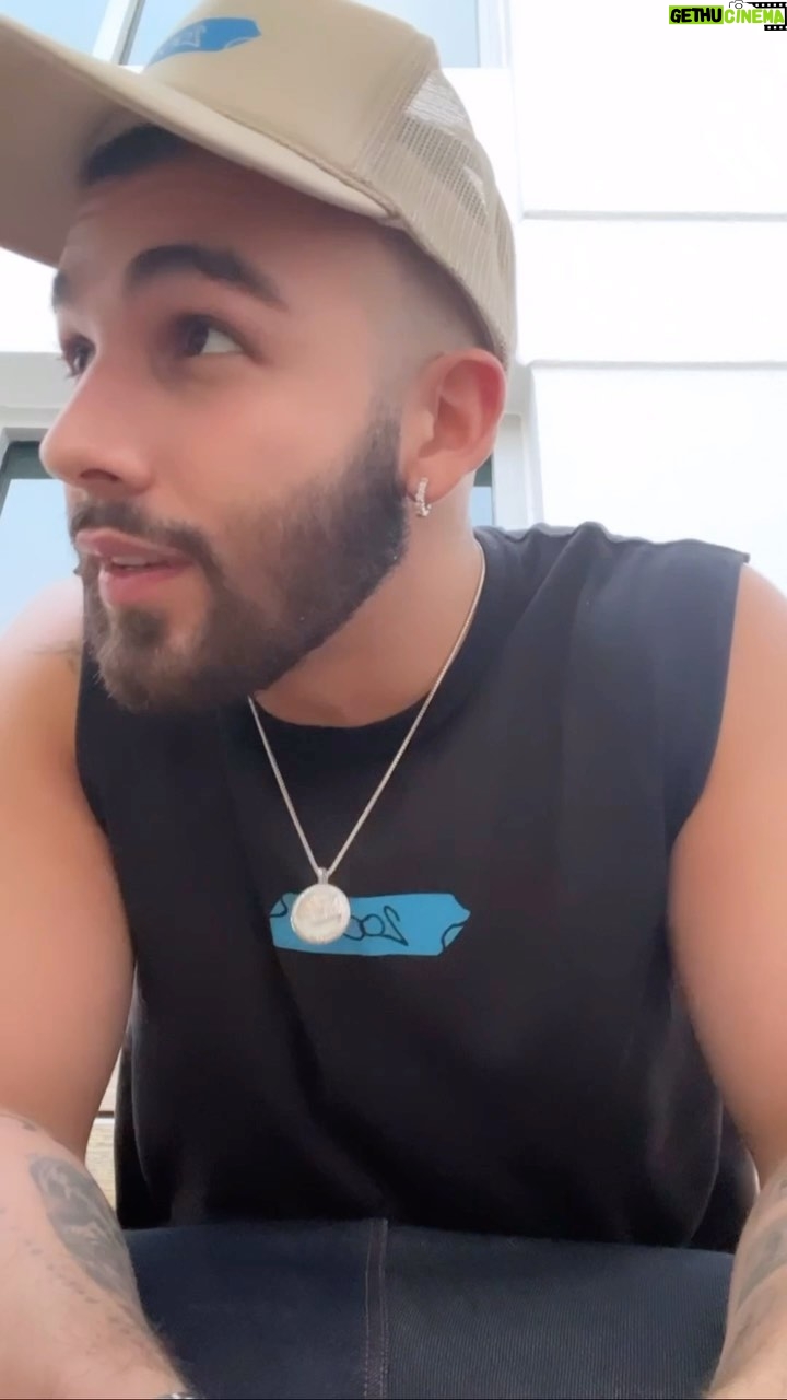Manuel Turizo Instagram - Estrenando tema y estrenando merch de 2000 y los dos están hp 🔥🔥