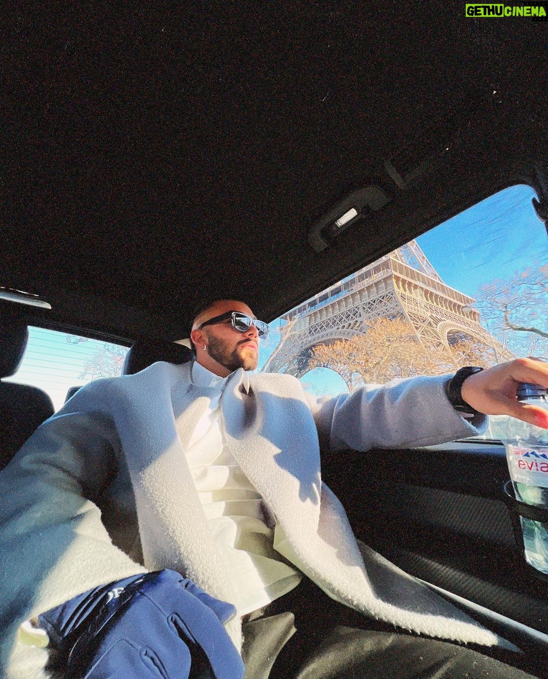 Manuel Turizo Instagram - Pa darte unos besos en Paris Mamasota Thank you for having me @dior @mrkimjones 🔥🔥