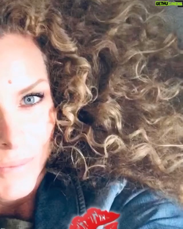 Manuela Lopez - 1.2K Likes - Bon week-end les loulous 💋#restezprudents 😷