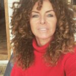 Manuela Lopez Instagram - Jeu du week-end 😁: je propose de faire gagner mon livre dédicacé au 50 millième abonné ! A vos marques !! Partez !! ( je ferais d’autres jeux ce mois de décembre pour Noël pour ceux déjà abonnés 😁👌)