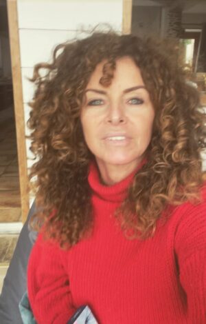 Manuela Lopez Instagram - Jeu du week-end 😁: je propose de faire gagner mon livre dédicacé au 50 millième abonné ! A vos marques !! Partez !! ( je ferais d’autres jeux ce mois de décembre pour Noël pour ceux déjà abonnés 😁👌)