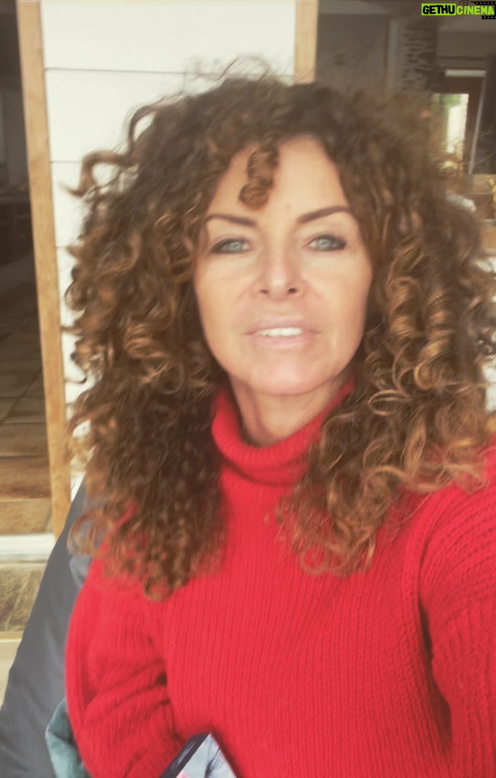 Manuela Lopez - 1.7K Likes - Jeu du week-end 😁: je propose de faire gagner mon livre dédicacé au 50 millième abonné ! A vos marques !! Partez !! ( je ferais d’autres jeux ce mois de décembre pour Noël pour ceux déjà abonnés 😁👌)