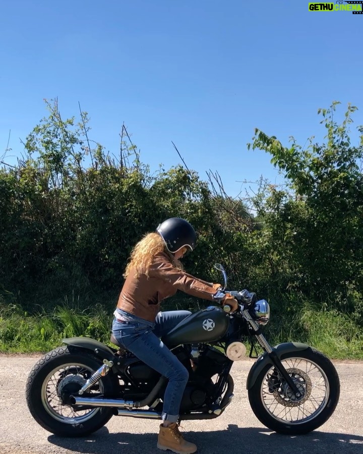 Manuela Lopez Instagram - Retrouver sa moto ... que du bonheur ! 🥳🤪 #moto #balades #bonheur
