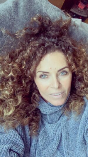 Manuela Lopez Instagram - On se voit bientôt 💋🥰🙏#promo #livre #michellafon #cacommenceaujourdhui #faustinebollaert
