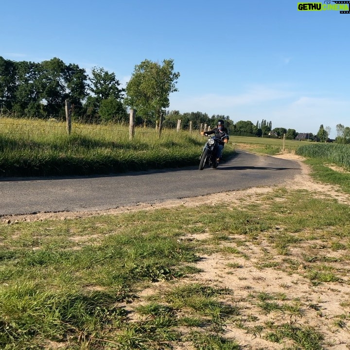 Manuela Lopez - 1.8K Likes - ✌🏼🤪 #bonheur #bike