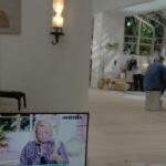 Manuela Lopez Instagram - Promo de mon livre et Un grand Merci à @marinacarreredencausse @france5 @francetelevisions pour l’invitation, pouvoir partager aussi avec le Dr @claire_mounier_vehier # agirpourlecoeurdesfemmes France Télévisions