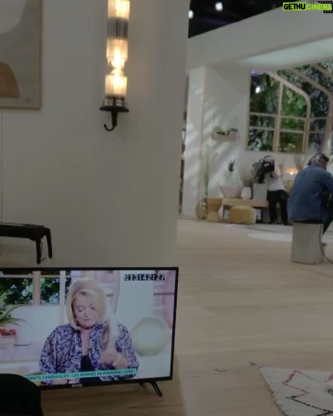 Manuela Lopez Instagram - Promo de mon livre et Un grand Merci à @marinacarreredencausse @france5 @francetelevisions pour l’invitation, pouvoir partager aussi avec le Dr @claire_mounier_vehier # agirpourlecoeurdesfemmes France Télévisions