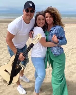 Manuela Lopez Instagram - Une surprise bientôt pour vous pour samedi 19 juin 😁😁😁!! Merci à mes amis @losprimosofficiel Aurélie, Romain Chrystelle,Isa, Loulou, Davy , Lolo 💕et les autres mais je vous donnerais au compte goutte pour pas spoiler 😁😜un grand merci à Marie et Cedric 🙏😘