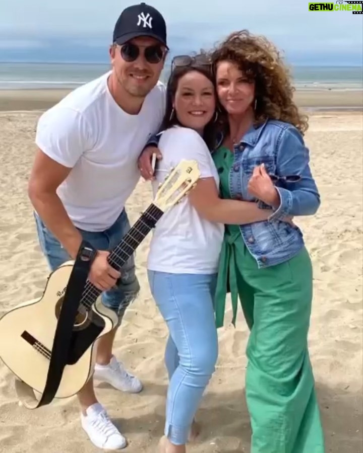 Manuela Lopez - 1.5K Likes - Une surprise bientôt pour vous pour samedi 19 juin 😁😁😁!! Merci à mes amis @losprimosofficiel Aurélie, Romain Chrystelle,Isa, Loulou, Davy , Lolo 💕et les autres mais je vous donnerais au compte goutte pour pas spoiler 😁😜un grand merci à Marie et Cedric 🙏😘