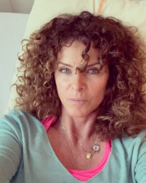 Manuela Lopez Instagram - Coucou à tous ! Des news comme promis ..Désolée pour la coupure mais je repartais en examen , et pour finir je voulais vous souhaiter bon courage pour le confinement, la priorité c’est de prendre soin de nos vies donc on tient ! Des bisous tout plein et encore merci pour vos petits messages et vos bonnes ondes 🙏🎁 courage au personnel soignant un grand Merci à eux 🙏🙏🙏